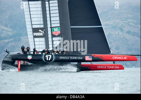 San Francisco, USA. 23. Juli 2013. Oacle Team USA üben mit ihren AC72 Boot ein. 23.07.2013 Credit: Chris Cameron/Alamy Live-Nachrichten Stockfoto