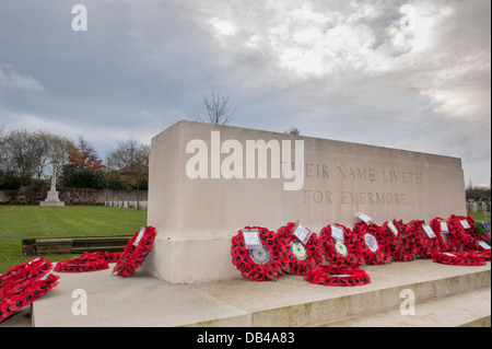 Kreuz, kriegsgräberfürsorge & Runder roter Mohn Kränze auf Stein der Erinnerung nach der Zeremonie - Stonefall Friedhof, Harrogate, North Yorkshire, England, UK. Stockfoto