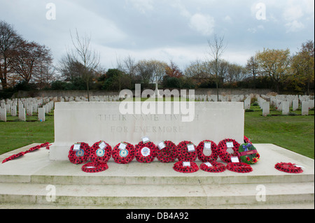 Zeilen Kriegsgräberfürsorge & red poppy Kränze auf Stein der Erinnerung nach der Zeremonie - Stonefall Friedhof, Harrogate, North Yorkshire, England, UK. Stockfoto