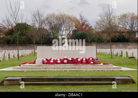 Zeilen Kriegsgräberfürsorge & Runder roter Mohn Kränze auf Stein der Erinnerung nach der Zeremonie - Stonefall Friedhof, Harrogate, North Yorkshire, England, UK. Stockfoto