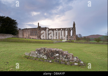 Ansicht von Süden der alten, malerischen monastischen Ruinen von Bolton Abbey & Klosterkirche, in der malerischen Landschaft - Yorkshire Dales, England, UK. Stockfoto