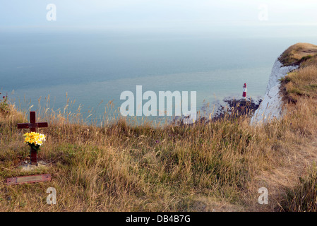 Erinnerung an die Tragödie von Beachy Head - ein kleines Kreuz als Mahnmal an jemanden, der ihr Leben nahm an dieser Stelle Sussex Schönheit Stockfoto