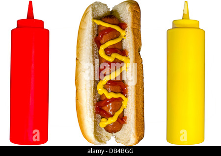 Hot Dog mit Ketchup und Senf Flaschen isoliert auf weißem Hintergrund. Stockfoto