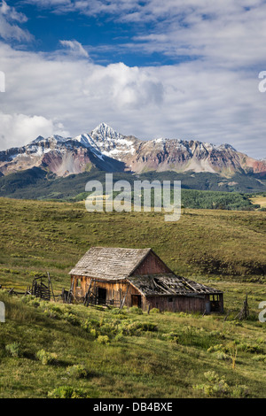 Alte Scheune und Wilson Peak in der Nähe von Telluride, Colorado. Stockfoto