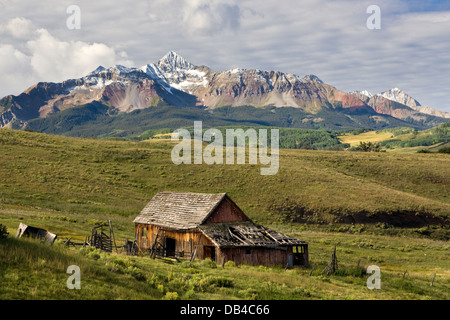 Alte Scheune und Wilson Peak in der Nähe von Telluride, Colorado. Stockfoto