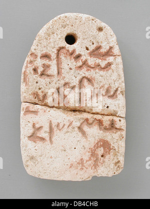 Mumie-Label mit demotischen Inschrift M.80.199.153 Stockfoto