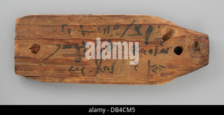 Mumie-Label mit demotischen Inschrift M.80.202.148 Stockfoto