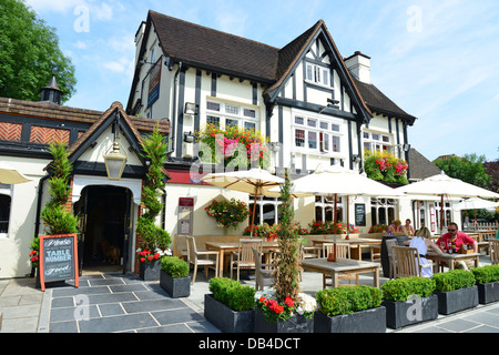 Der Hare And Hounds Pub, The Green, Claygate, Surrey, England, Vereinigtes Königreich Stockfoto