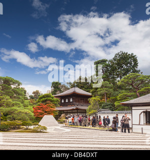 Die Silber-Pavillon des Ginkaku-Ji Tempel oder Jisho-Ji in Kyoto, im Herbst zu sehen. Dieser Zen-buddhistischen Tempel ist eine bemerkenswerte... Stockfoto