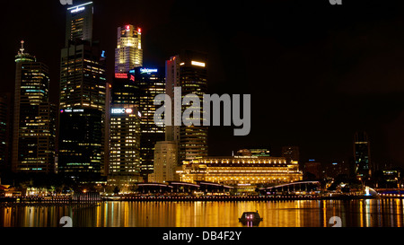 Nachtansicht des zentralen Geschäftsviertel Singapurs und Fullerton Hotel aus über die Marina Bay area Stockfoto