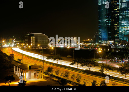 Nachtansicht des neuen Finanzzentrum der Marina Bay und der Bayfront MRT-Station von der obenliegenden Brücke bei Gardens by the Bay Stockfoto