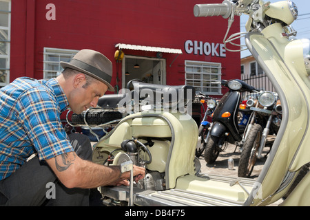 SILVERLAKE, CA 3 Juli - Aaron Rose Reiten ein Moped in Silverlake, Kalifornien am 3. Juli 2008. Stockfoto