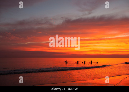 Fischer werfen die letzte Netz bei Sonnenuntergang in Kuakata in der Patuakhali Bezirk von Bangladesh Stockfoto