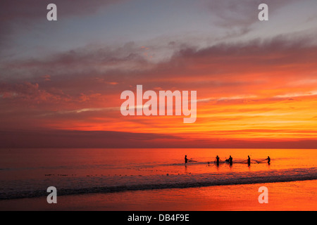 Fischer werfen die letzte Netz bei Sonnenuntergang in Kuakata in der Patuakhali Bezirk von Bangladesh Stockfoto