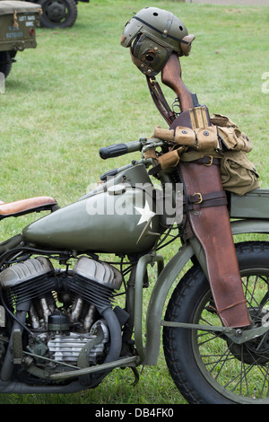 WW2 amerikanische Armee Harley Davidison WLA Motorrad und Pistole auf ein historisches re Erlass Stockfoto