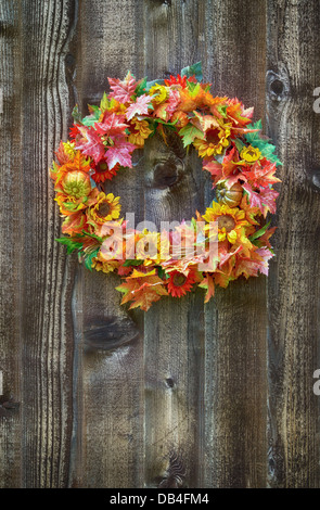 Herbst Blumen Kranz hängen, rustikaler Holzzaun Stockfoto
