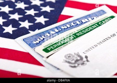 Vereinigte Staaten Sozialversicherung und Greencard bei uns Flagge im Hintergrund. Einwanderung-Konzept. Stockfoto