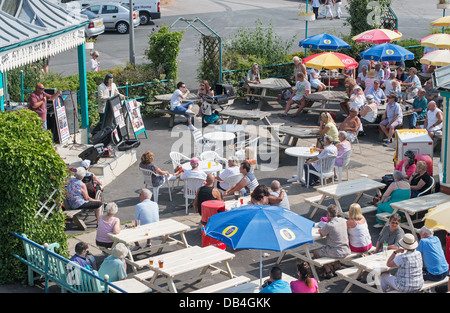 Sänger unterhält Menschen in einer Open-Air-Bar in Southport, North West England, UK Stockfoto