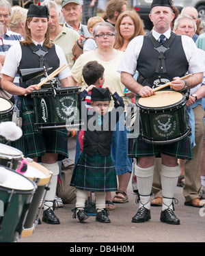 Familienangehörige von Rothbury Highland Pipe Band, Rothbury traditionelle Musikfestival, Nord-England, UK Stockfoto