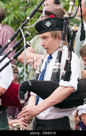 Junge piper Spielen mit Rothbury Highland Pipe Band, Rothbury traditionelle Musik Festival, Nordengland, Großbritannien Stockfoto