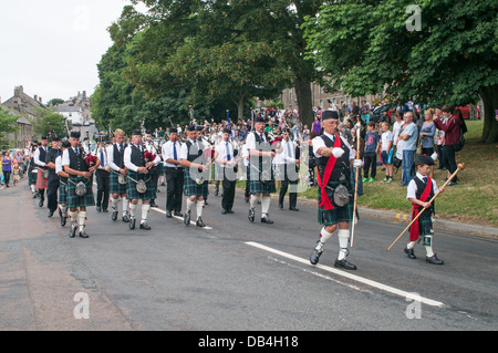 Rothbury Highland Pipe Band marschierten durch die Stadt, traditionelles Musikfestival Rothbury, Nordengland, UK Stockfoto