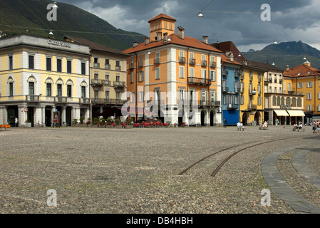 Kopfsteinpflaster auf den wichtigsten Platz Piazza Grande, Locarno, Tessin, Schweiz Stockfoto