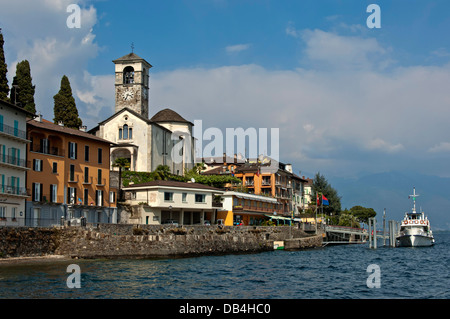 Seepromenade von Brissago mit der Pfarrei Kirche der Heiligen Peter und Paul, Lago Maggiore, Tessin, Schweiz Stockfoto