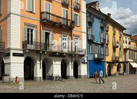 Bunten Reihenhäuser am Main Platz Piazza Grande, Locarno, Tessin, Schweiz Stockfoto