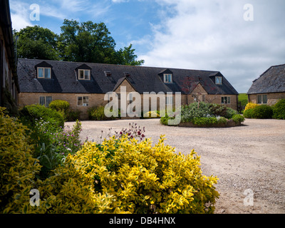 Das traditionelle Gebäude aus Stein, dass die Steinplatte Farm holiday cottages umfassen, Stow auf der Wold, Cotswolds, England, UK. Stockfoto