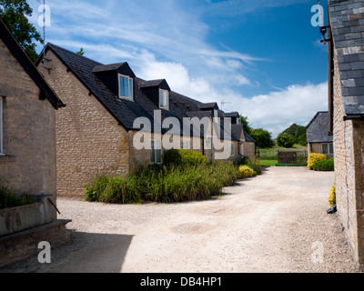 Das traditionelle Gebäude aus Stein, dass die Steinplatte Farm holiday cottages umfassen, Stow auf der Wold, Cotswolds, England, UK. Stockfoto