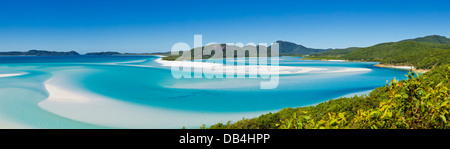 Blick über weißen Sand und das türkisfarbene Wasser des Hill Inlet auf Whitsunday Island. Whitsundays, Queensland, Australien Stockfoto