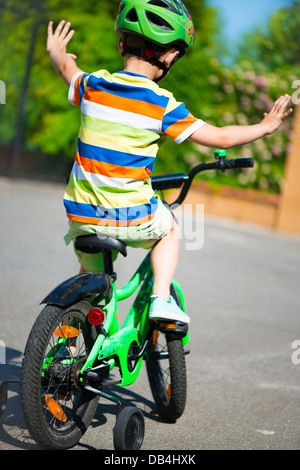 Kleiner Junge mit seinem Fahrrad ohne Hände Stockfoto