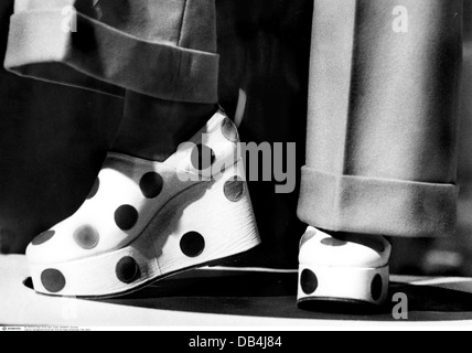 Mode, 70er Jahre, Schuhe, Plateauschuhe mit Dotts, Fackeln, 1973, zusätzliche-Rechte-Clearences-nicht verfügbar Stockfoto