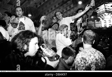 Geographie / Reisen, Deutschland, oktoberfest, Münchner Bierfest, Betrunkene im Festzelt, 1993, Zusatz-Rechte-Clearenzen-nicht vorhanden Stockfoto