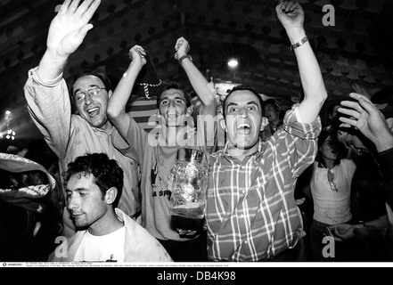 Geographie / Reisen, Deutschland, oktoberfest, Münchner Bierfest, Betrunkene im Festzelt, 1993, Zusatz-Rechte-Clearenzen-nicht vorhanden Stockfoto