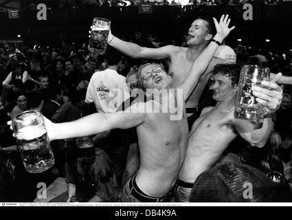 Geographie / Reisen, Deutschland, oktoberfest, Münchner Bierfest, Betrunkene im Festzelt, 1993, Zusatz-Rechte-Clearenzen-nicht vorhanden Stockfoto