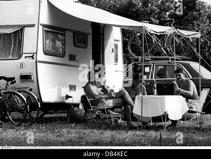 Tourismus, Camping, Familie mit Wohnwagen auf dem Campingplatz, 1990er, , zusätzliche-Rechte-Clearences-nicht verfügbar Stockfoto