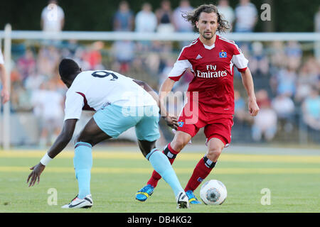 Flensburg, Deutschland. 23. Juli 2013. Uniteds Kevin Nolan (L) wetteifert um den Ball mit Hamburgs Petr Jiracek während der Fußball-Testspiel zwischen dem Hamburger SV und West Ham United im Stadion Arndstrasse in Flensburg, Deutschland, 23. Juli 2013. Foto: Malte Christen/Dpa/Alamy Live News Stockfoto