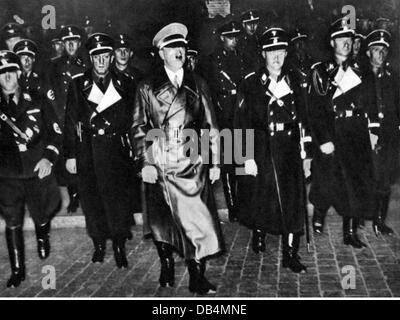 Hitler, Adolf, 20.4.1889 - 30.4.1945, deutscher Politiker (NSDAP), Reichskanzler 30.1.1933 - 30.4.1945, mit Reichführer-SS Heinrich Himmler und anderen SS-Offizieren, Hamburg, 1936, Stockfoto