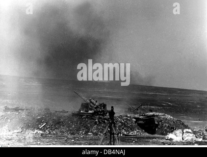 Ereignisse, Zweiter Weltkrieg, Russland 1944 / 1945, Krim, Sewastopol, deutsche 88 mm Flak-Geschütze, die auf angreifende sowjetische Flugzeuge schießen, im Vordergrund die Kamera eines deutschen Kriegsberichterstatters, 26.4.1944, Batterie, AA, Brand, Gewehr, Luftkrieg, Luftwaffe, Ostfront, UdSSR, Sowjetunion, Stellung, 20. Jahrhundert, historisch, historisch, Wehrmacht, Drittes Reich, Deutschland, 8.8 cm, Menschen, 1940er Jahre, Zusatzrechte-Clearences-nicht vorhanden Stockfoto