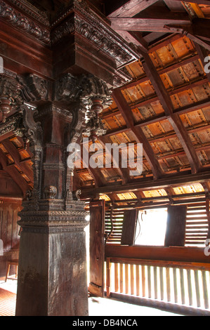 Carven auf hölzernen Säule der einzelnen Jackfruit Holz, Padmanabhapuram Palace, Kerala Indien Stockfoto