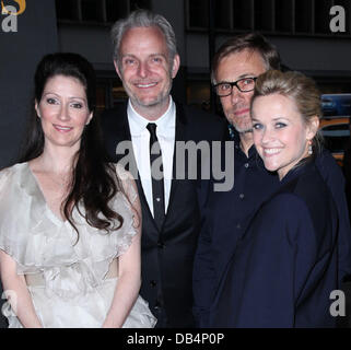 Sara Gruen, Francis Lawrence, Christoph Waltz und Reese Witherspoon die Welt-Premiere von "Water For Elephants" statt im Ziegfeld Theatre - Ankunft New York City, USA - 17.04.11 Stockfoto