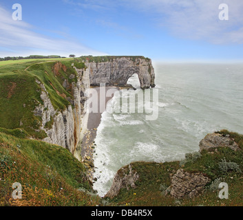 Etretat, Naturstein Bogen Wunder, Klippen und Strand. Normandie, Frankreich. Stockfoto