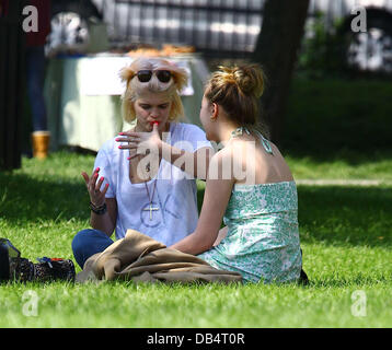 Pixie Geldof hat Mittagessen mit Freunden in Primrose Hill London, England - 19.04.11 Stockfoto