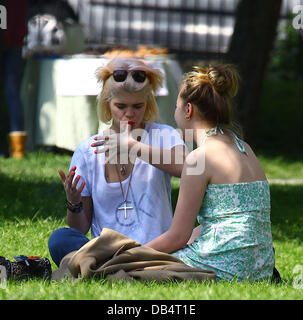 Pixie Geldof hat Mittagessen mit Freunden in Primrose Hill London, England - 19.04.11 Stockfoto