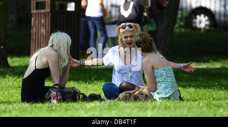 Pixie Geldof hat Mittagessen mit Freunden in Primrose Hill London, England - 19.04.11 Stockfoto