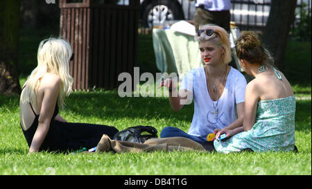 Pixie Geldof hat Mittagessen mit Freunden in Primrose Hill London, England - 19.04.11 Stockfoto