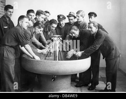 Industrie, Arbeiter, ungarische ausländische Arbeiter waschen sich die Hände, Brandenburgisches Triebwerkswerk (Bramo), Berlin - Spandau, 1930er Jahre, zusätzliche-Rechte-Clearenzen-nicht vorhanden Stockfoto