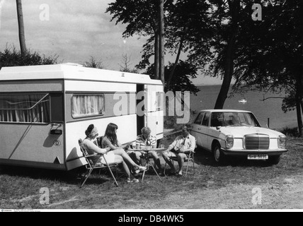 Tourismus, Camping, Anhänger, Familie mit Auto und Wohnwagen stehen auf dem Campingplatz, Blomehavn bei Aarhus, Dänemark, um 1970, zusätzliche-Rechte-Clearences-nicht verfügbar Stockfoto