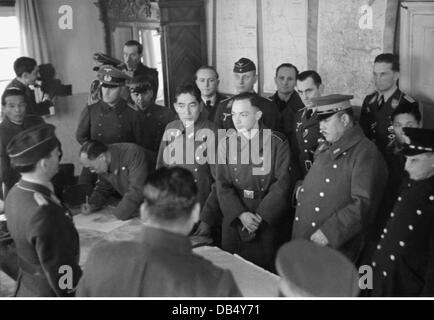 Nationalsozialismus / Nationalsozialismus, Politik, Dreierpakt, Besuch des japanischen Generals Yamashita Tomoyuki bei der II. Gruppe des 53. Deutschen Bomberflügels, Calais-Gebiet, Frankreich, Dezember 1940, Zusatzrechte-Clearences-nicht verfügbar Stockfoto